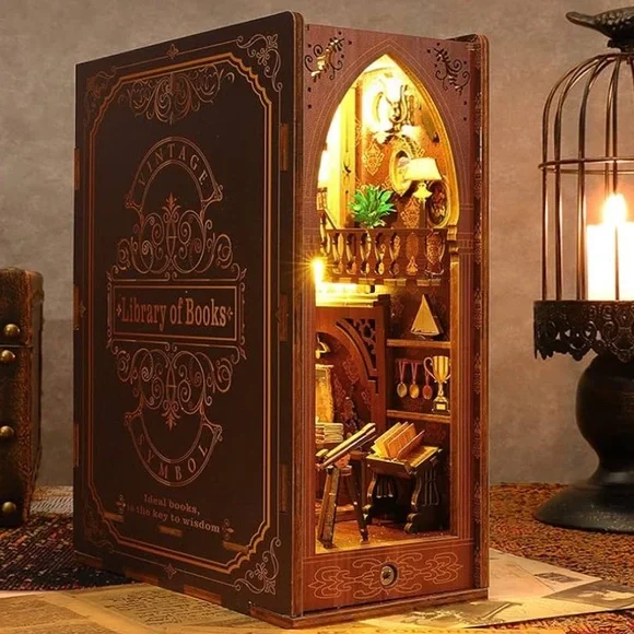 Library of Books Miniature Diorama with LED - Picture 2 of 6